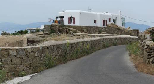 a-road-in-the-Tagoo-area-of-Mykonos-IMG_24521